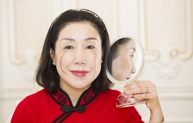 Người phụ nữ lập kỷ lục thế giới với lông mi dài 20cm