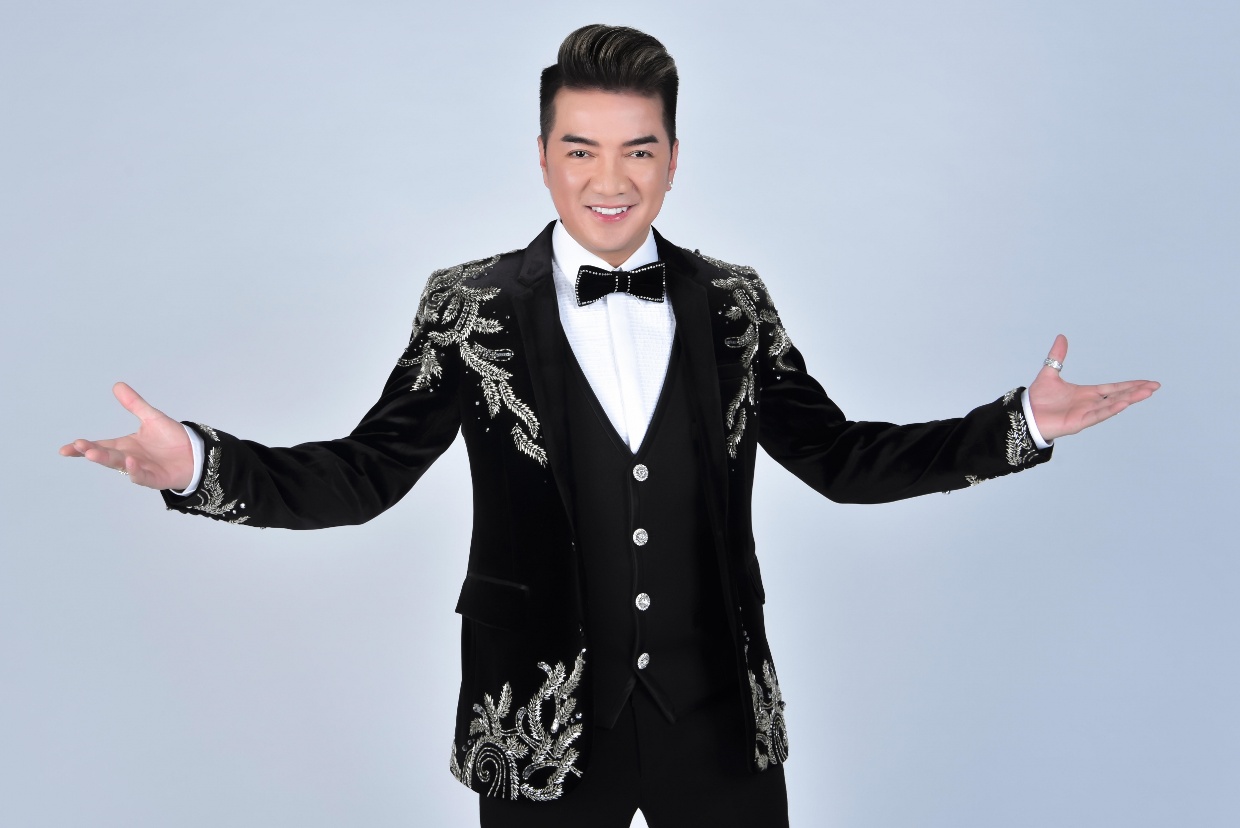 Ca sĩ Đàm Vĩnh Hưng sẽ góp mặt biểu diễn trong Dạ tiệc ngôi sao (Stars by Night Party). Liên hệ để biết thêm thông tin chương trình qua Hotline: 1900 63 6666 hoặc Website: www.novaland.com.vn