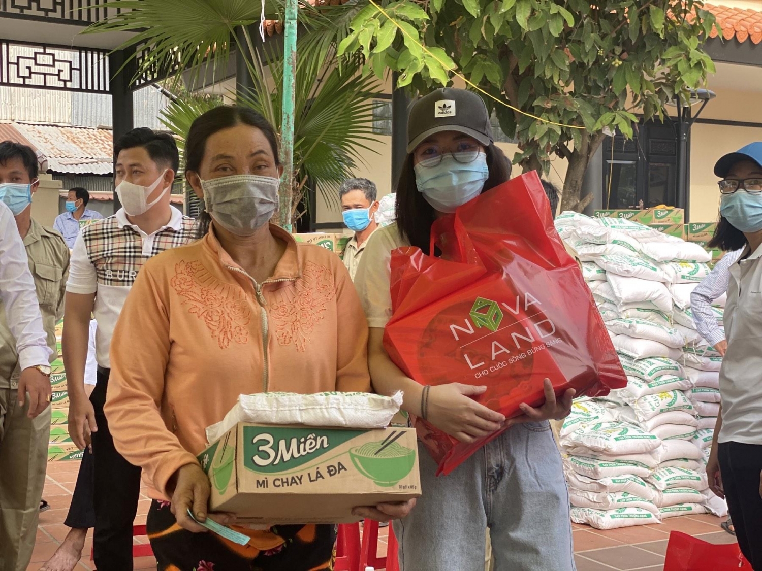 Người dân xã Long Khánh, huyện Hồng Ngự, tỉnh Đồng Tháp đón nhận quà Tết từ Nova Group