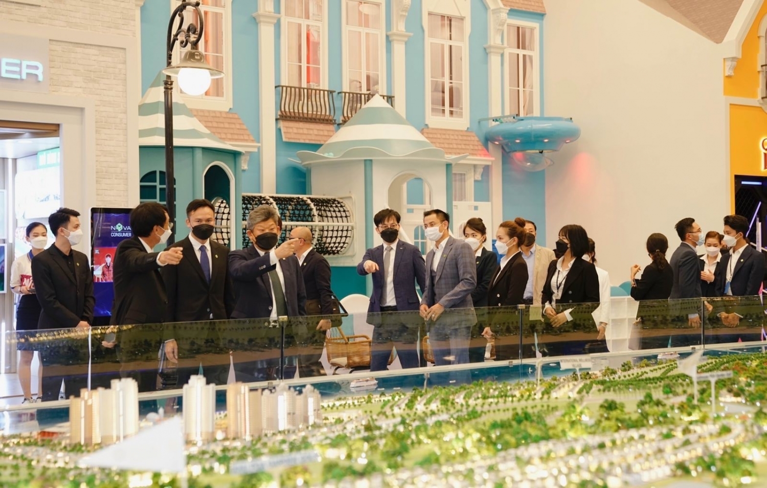 Đại diện hai đơn vị tham quan Novaland Gallery