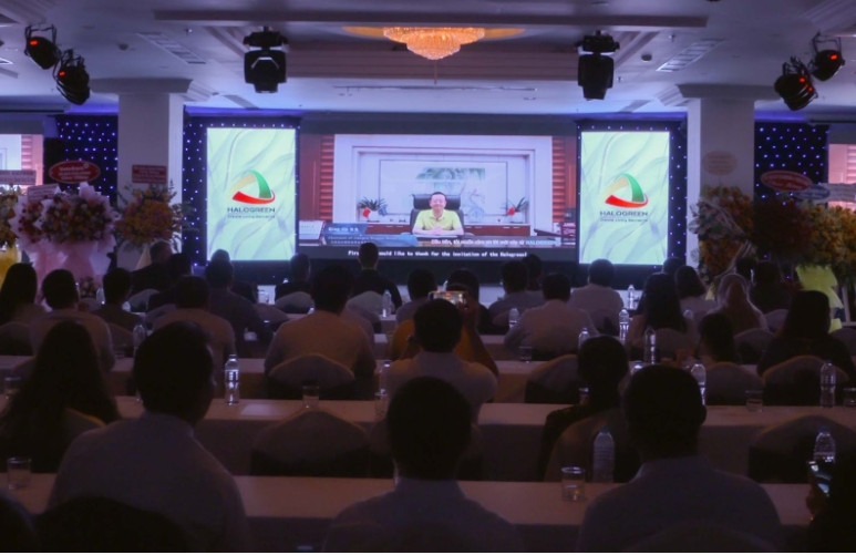 Ông Qing Jiu - Chủ tịch công ty Jiangsu Dragon Wood chia sẻ về gỗ siêu bền Accoya, được mệnh danh là gỗ “kim cương”, kết quả của 80 năm nghiên cứu và phát triển