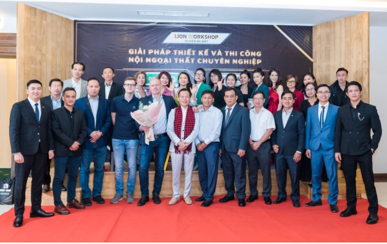 Ban lãnh đạo Halogreen cùng khách mời chụp hình tại khu vực backdrop sự kiện được thi công bằng gỗ siêu bền Accoya và dầu dưỡng gỗ Woca