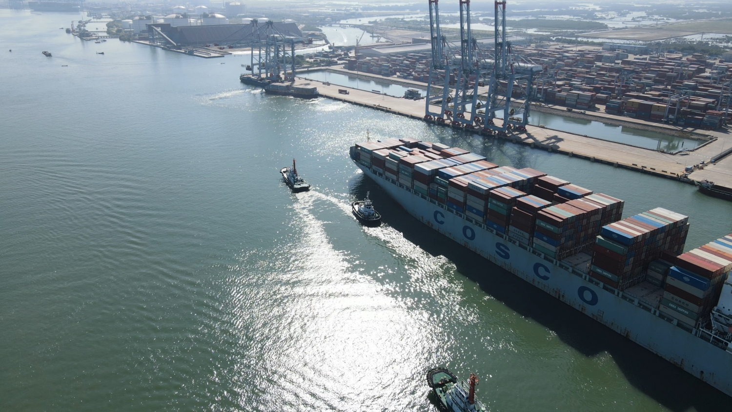 Tàu COSCO HELLAS 096S của hãng COSCO và OOCL khai thác tuyến dịch vụ AWE6/VCE, một trong những tuyến tàu mới cập cảng CMIT vào tháng 6/2021