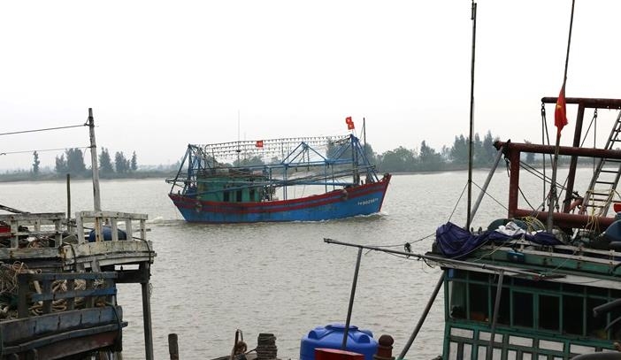Các đơn vị BĐBP đang phối hợp với chính quyền địa phương kêu gọi, thông báo, hướng dẫn các tàu thuyền đang hoạt động trên biển chủ động tránh trú bão. Ảnh: Bích Nguyên