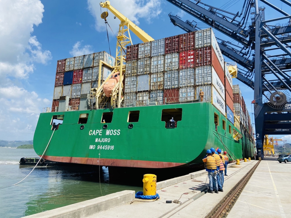 Vào 13h00’, tàu Cape Moss đã cập an toàn vào Cảng container quốc tế Cái Lân.