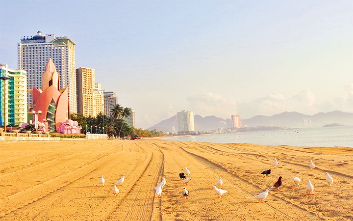 Bãi biển Nha Trang vắng lặng, không bóng người