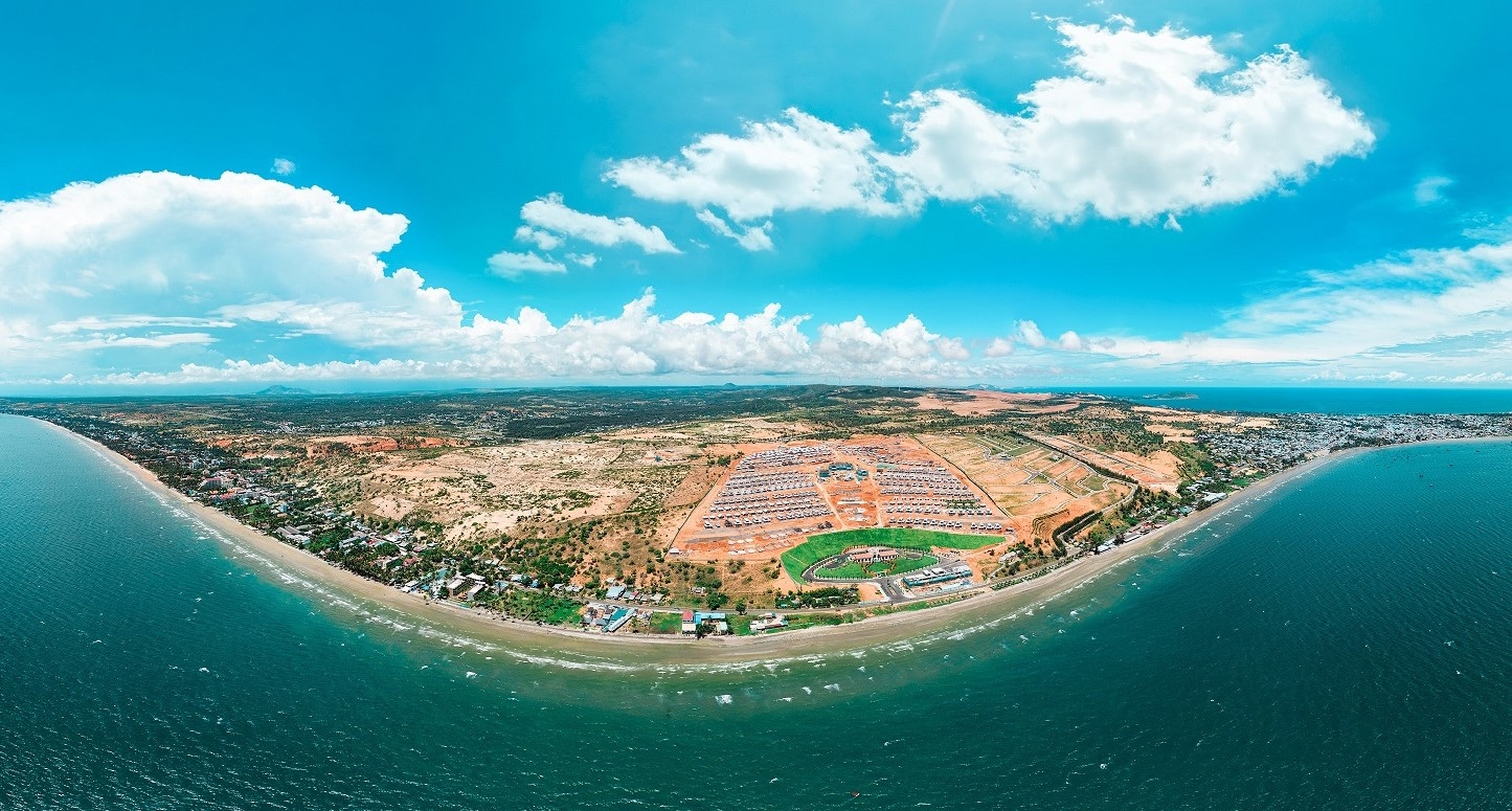 Các biệt thự tại NovaHills Mui Ne Resort & Villas mang hơi thở của biển cả được xây dựng theo mô hình biệt thự đơn lập “tựa sơn, hướng thủy”, ngay trong vịnh Mũi Né.