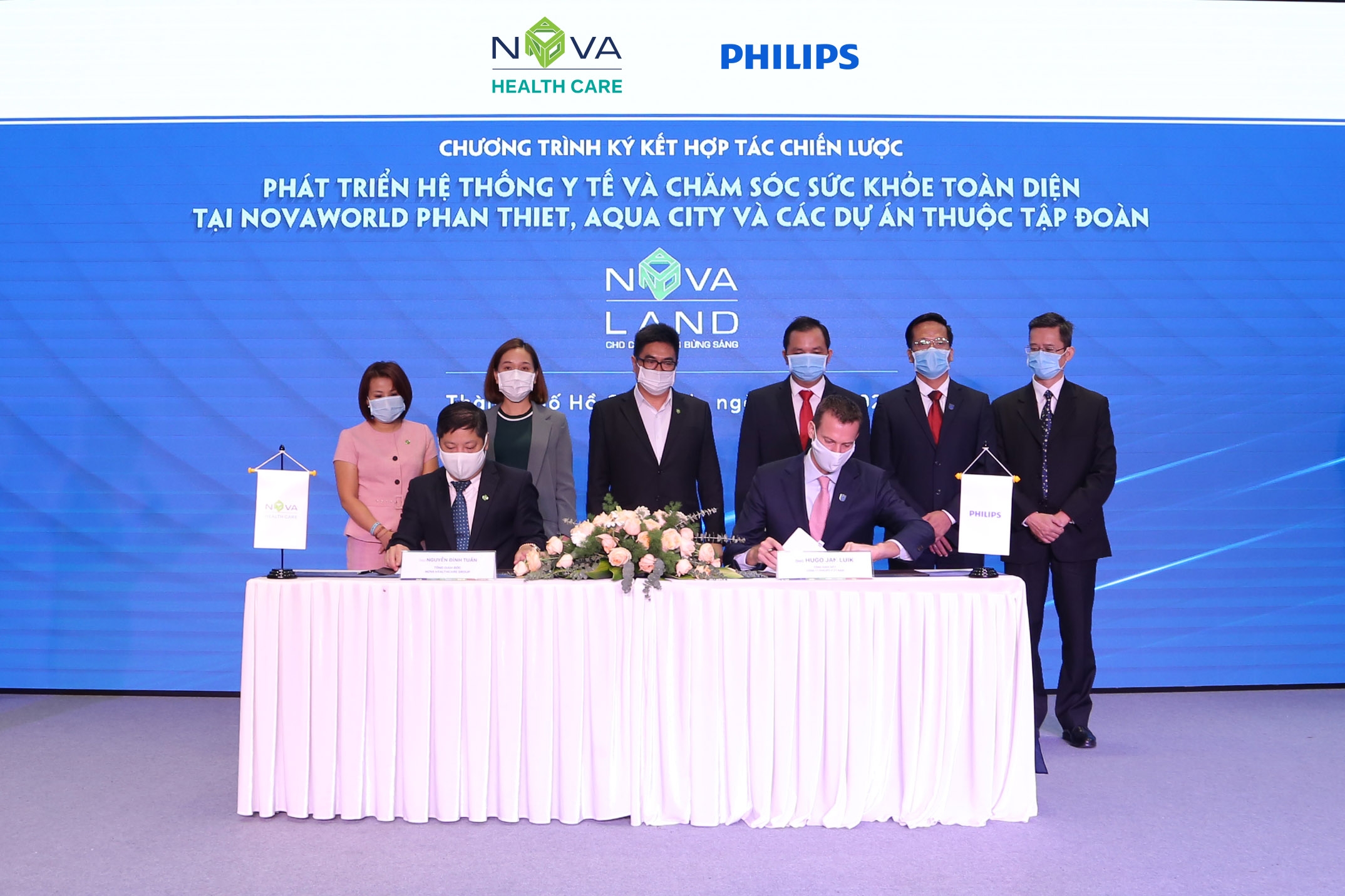 Đại diện NOVA HEALTHCARE và Philips trong sự kiện  ký kết hợp tác chiến lược