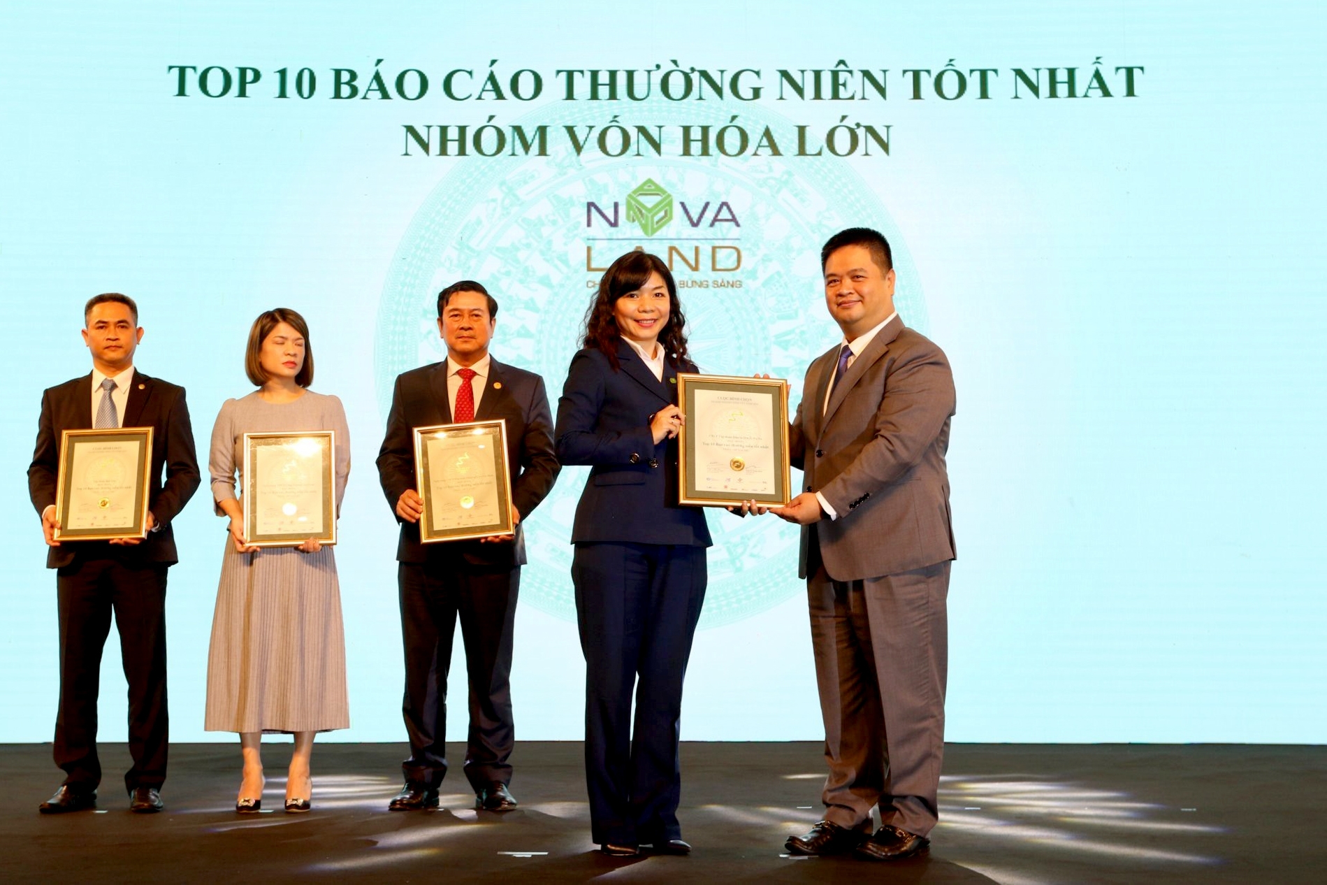 Đại diện Tập đoàn Novaland trong Top 10 Báo cáo thương niên tốt nhất.