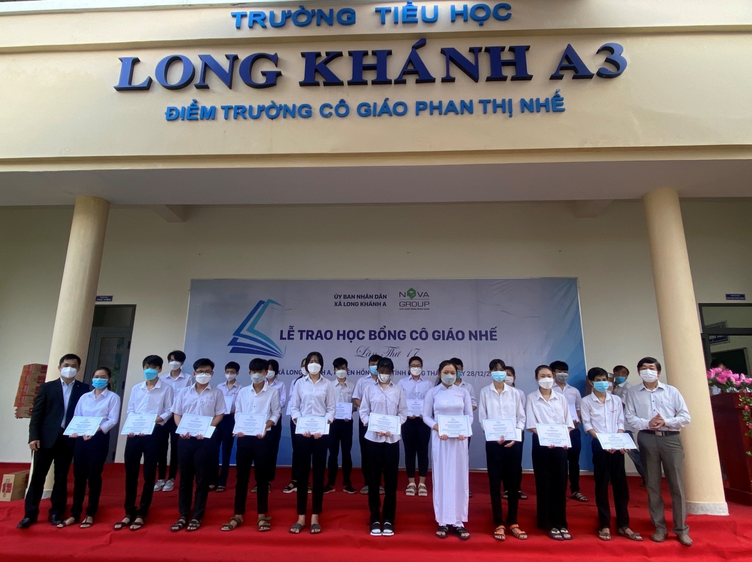 NovaGroup hỗ trợ kinh phí phục vụ công tác giảng dạy cho các trường ở xã Long Khánh