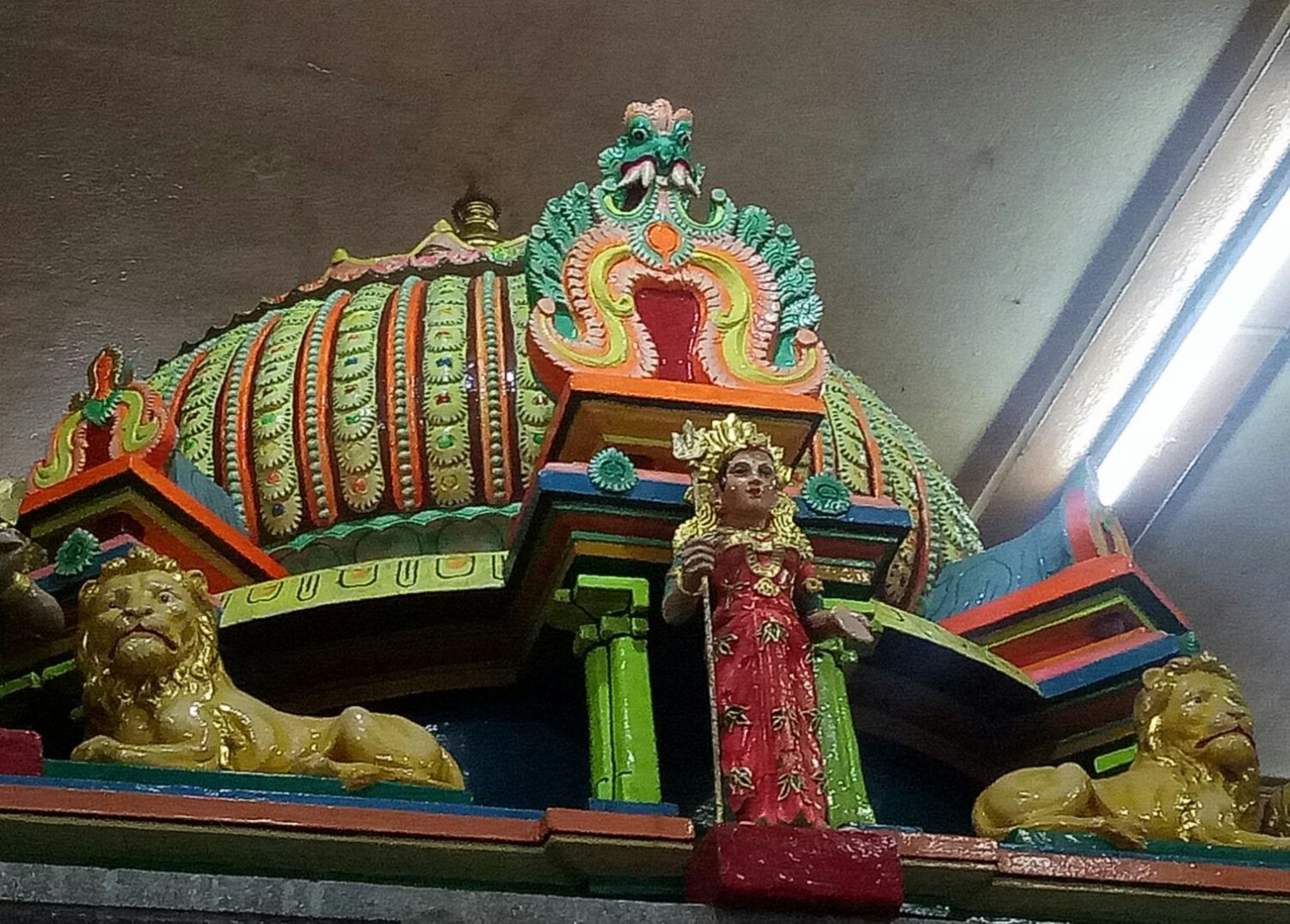 up mat vao da gui nguyen cau den me mariamman
