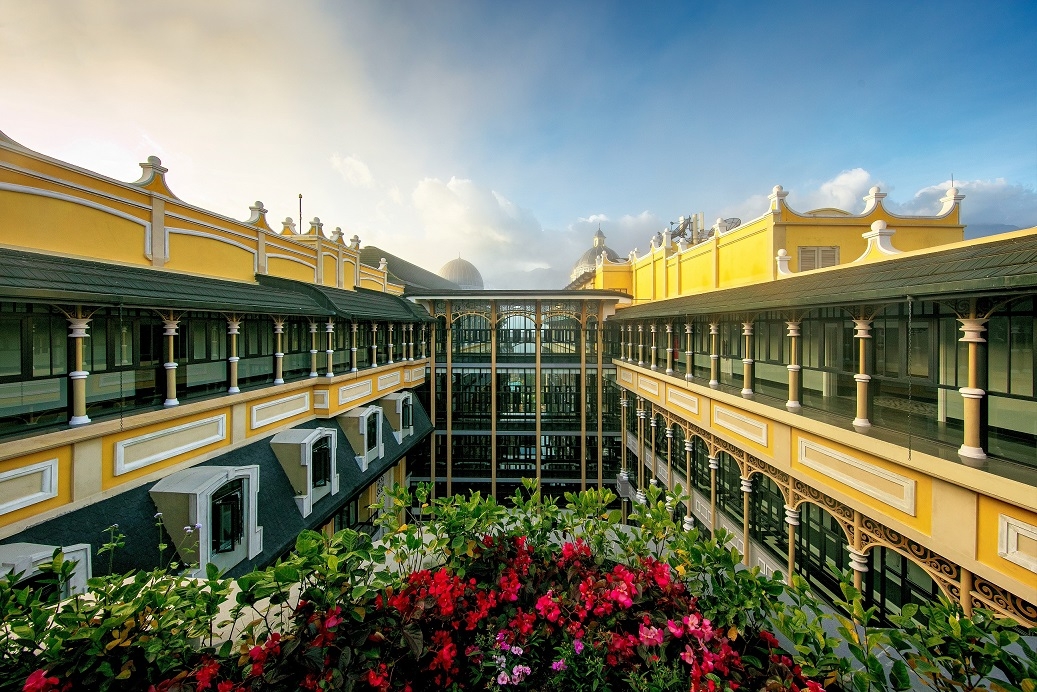 ong hoang resort va tuyet pham nghi duong giua bien may