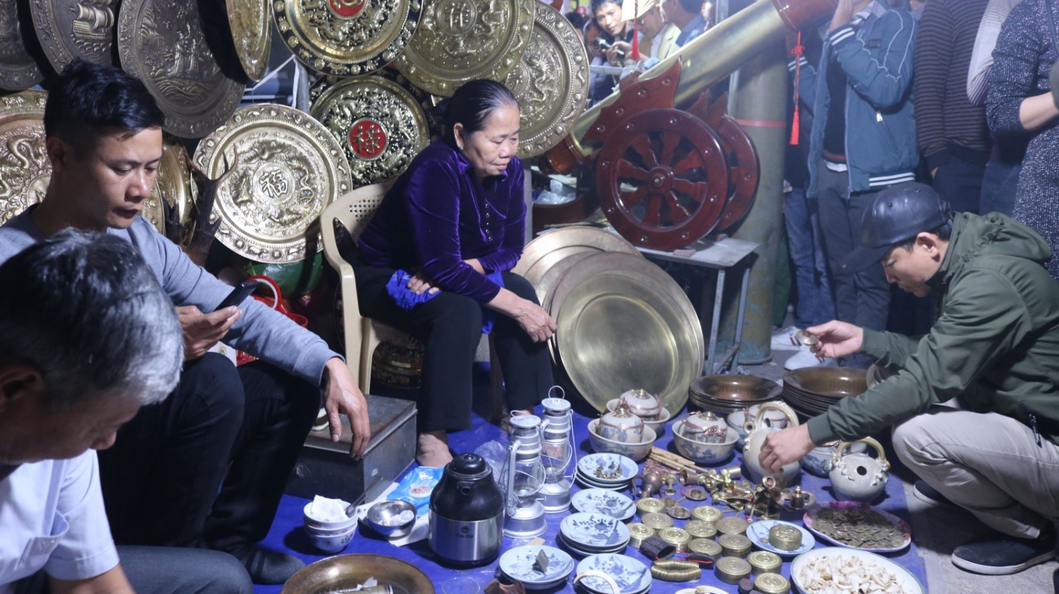 Đầu năm đi chợ Viềng “mua may, bán rủi” dau nam di cho vieng mua may ban rui