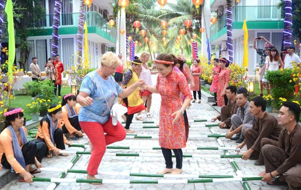 dong dao du khach den binh thuan don xuan canh ty