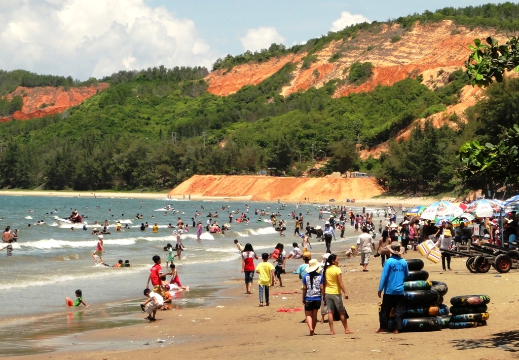 dong dao du khach den binh thuan don xuan canh ty