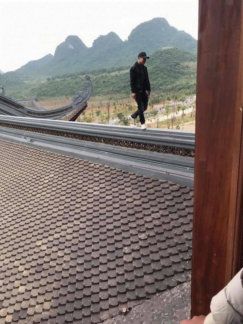 dau nam di chua nam thanh nu tu treo len mai chua de song ao