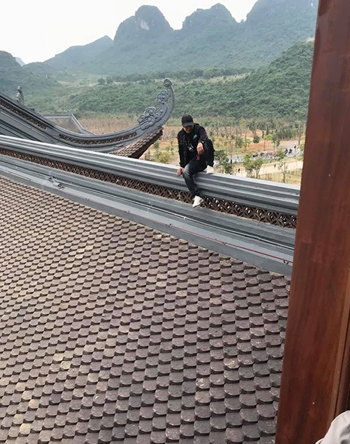 dau nam di chua nam thanh nu tu treo len mai chua de song ao