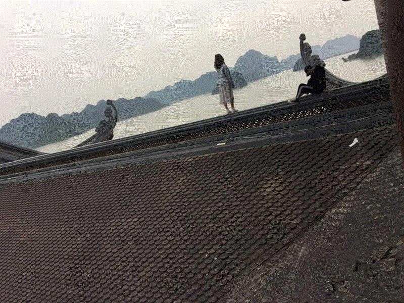 Đầu năm đi chùa, "nam thanh nữ tú" trèo lên mái chùa để "sống ảo"