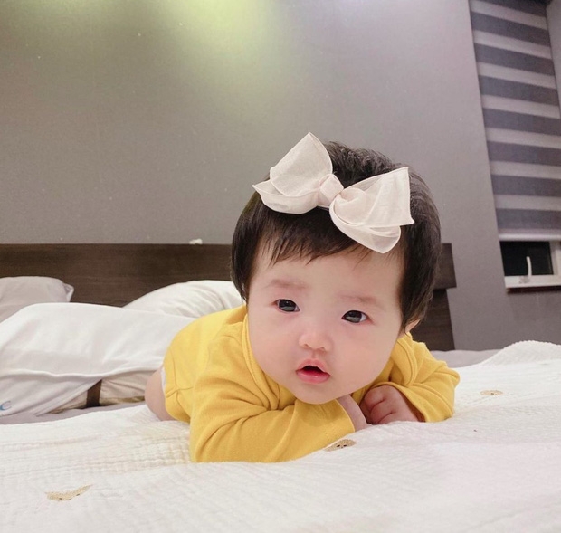 Đông Nhi khoe ảnh cận mặt bé Winnie siêu đáng yêu