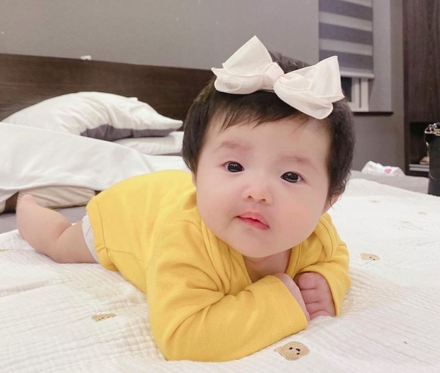 Đông Nhi khoe ảnh cận mặt bé Winnie siêu đáng yêu