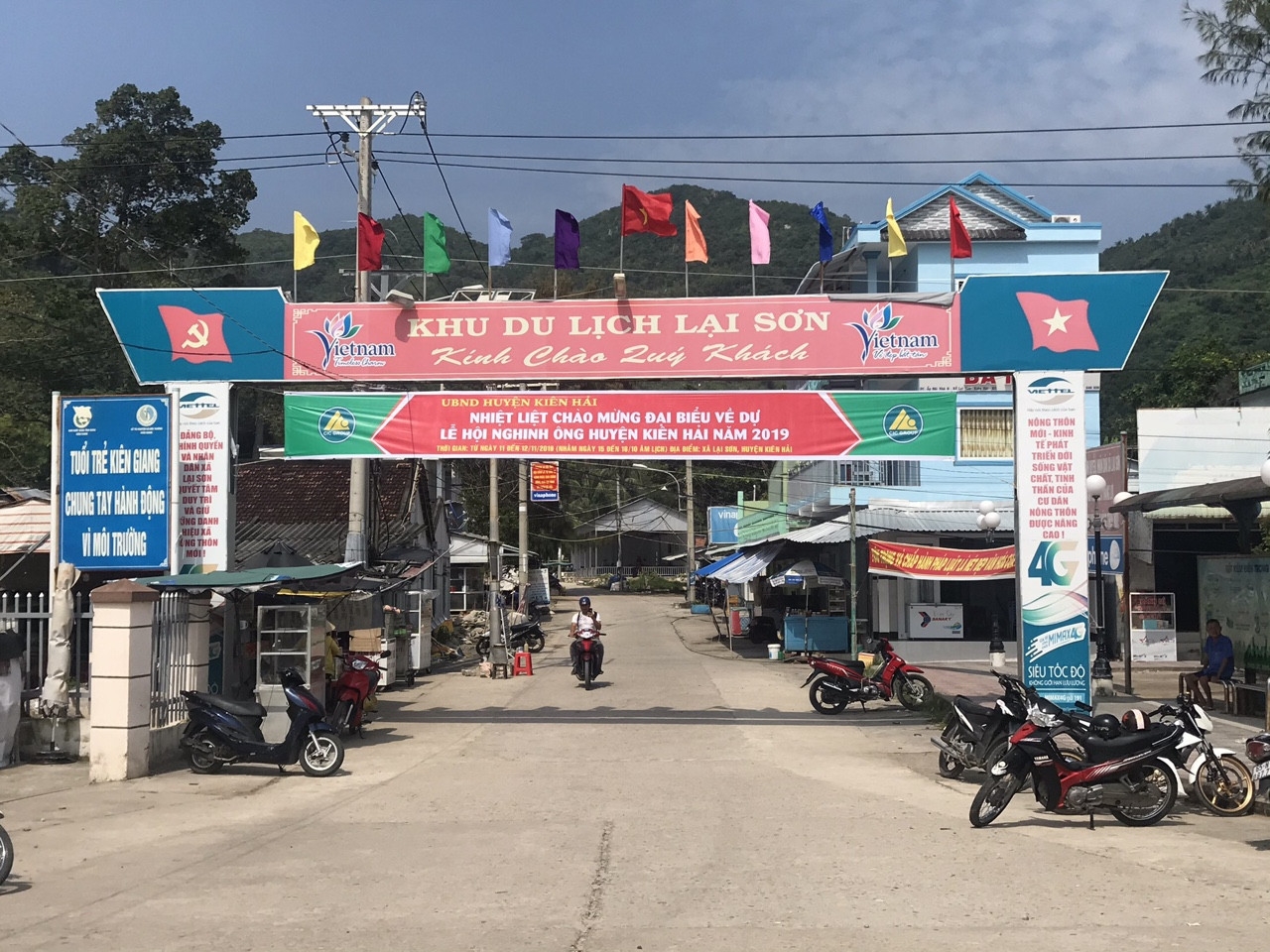 hon son vien ngoc xanh tren bien tay nam