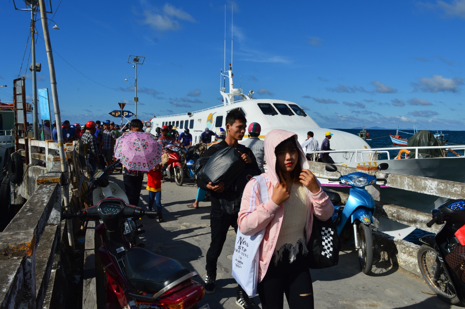 hon son vien ngoc xanh tren bien tay nam