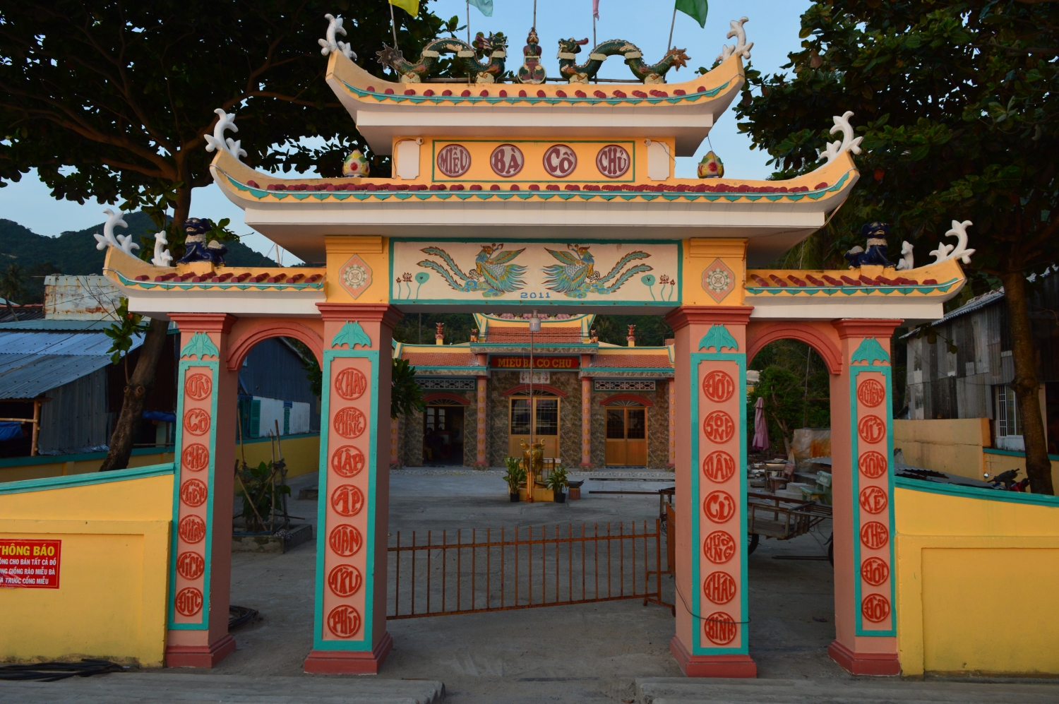hon son vien ngoc xanh tren bien tay nam