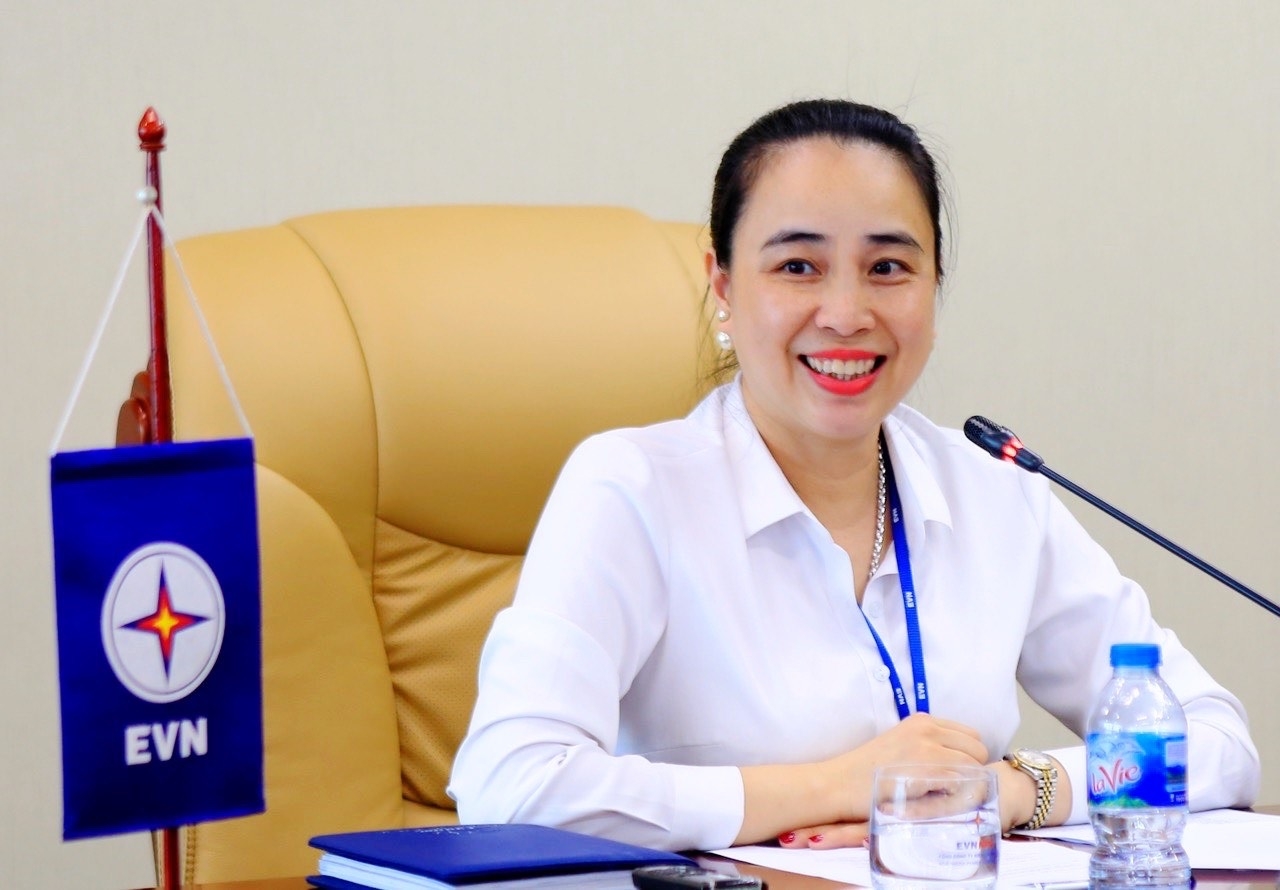 83 tam su chuyen ve nu tuong dau tien cua nganh dien