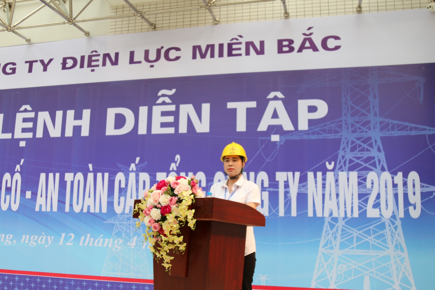 83 tam su chuyen ve nu tuong dau tien cua nganh dien
