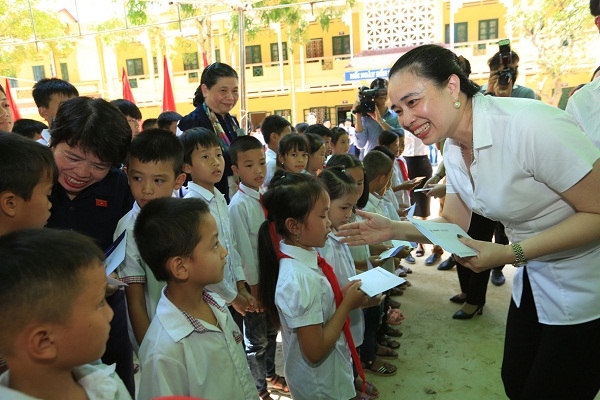 83 tam su chuyen ve nu tuong dau tien cua nganh dien