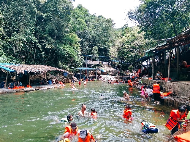 Phiêu diêu về Huế mộng mơ