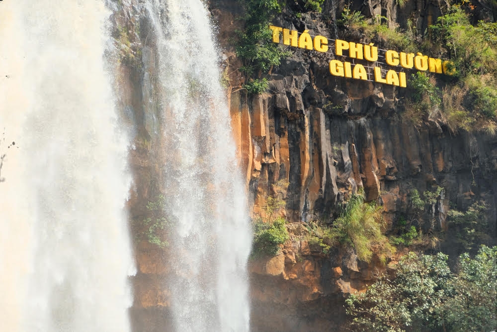 Thác Phú Cường, dải lụa của núi rừng Gia Lai thac phu cuong dai lua cua nui rung gia lai