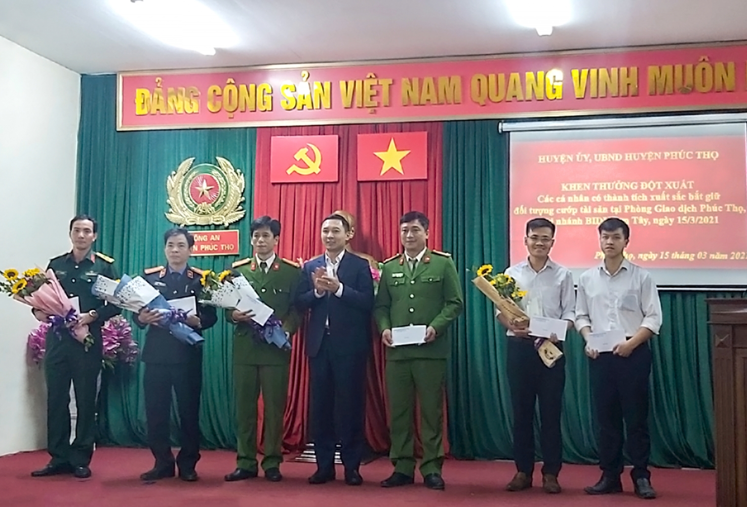 BIDV khen thưởng lực lượng công an, bộ đội và bảo vệ tham gia bắt đối tượng cướp ngân hàng