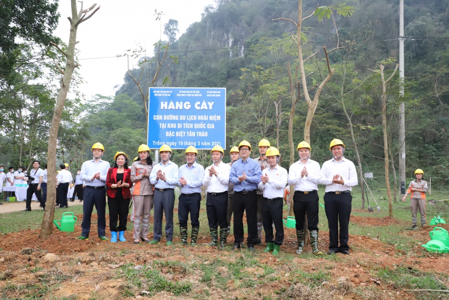 Tổng công ty Điện lực miền Bắc hưởng ứng Lễ trồng cây trên các “Con đường du lịch hoài niệm các di tích Quốc gia”