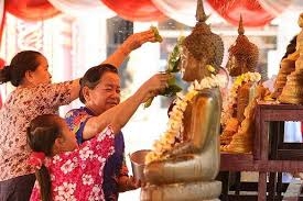 thang 4 cung nhom ban than sang lao don tet te nuoc