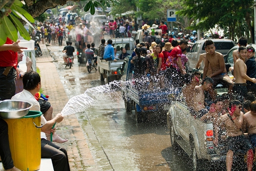 thang 4 cung nhom ban than sang lao don tet te nuoc