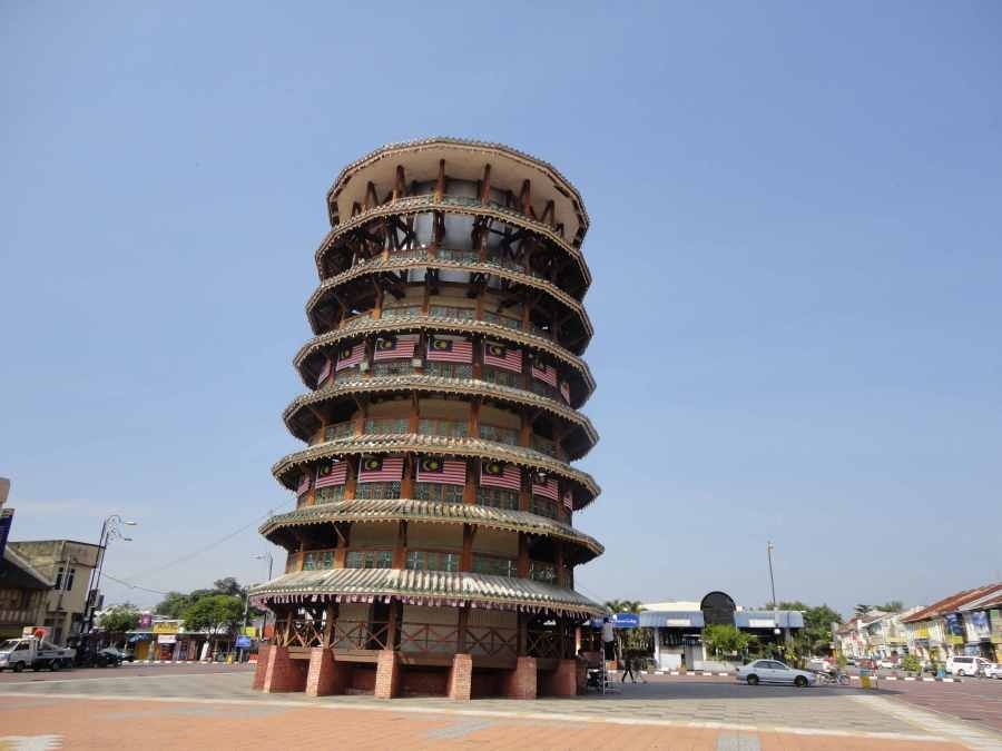 Thăm tháp nghiêng 136 năm tuổi của Malaysia