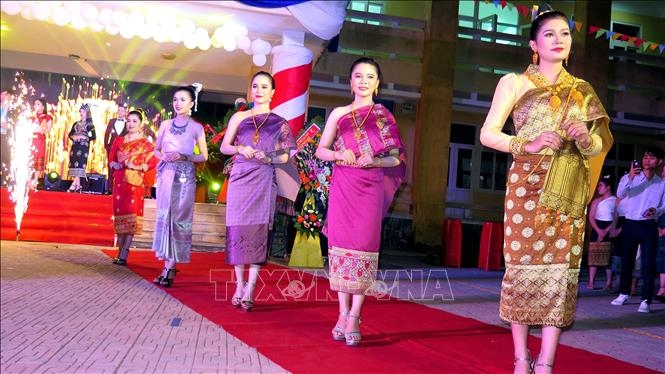 nhung trang phuc truyen thong an tuong va ky la tren the gioi
