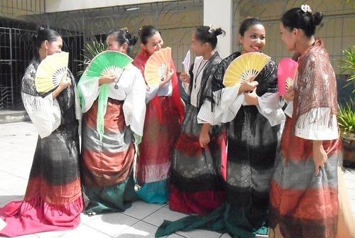 nhung trang phuc truyen thong an tuong va ky la tren the gioi