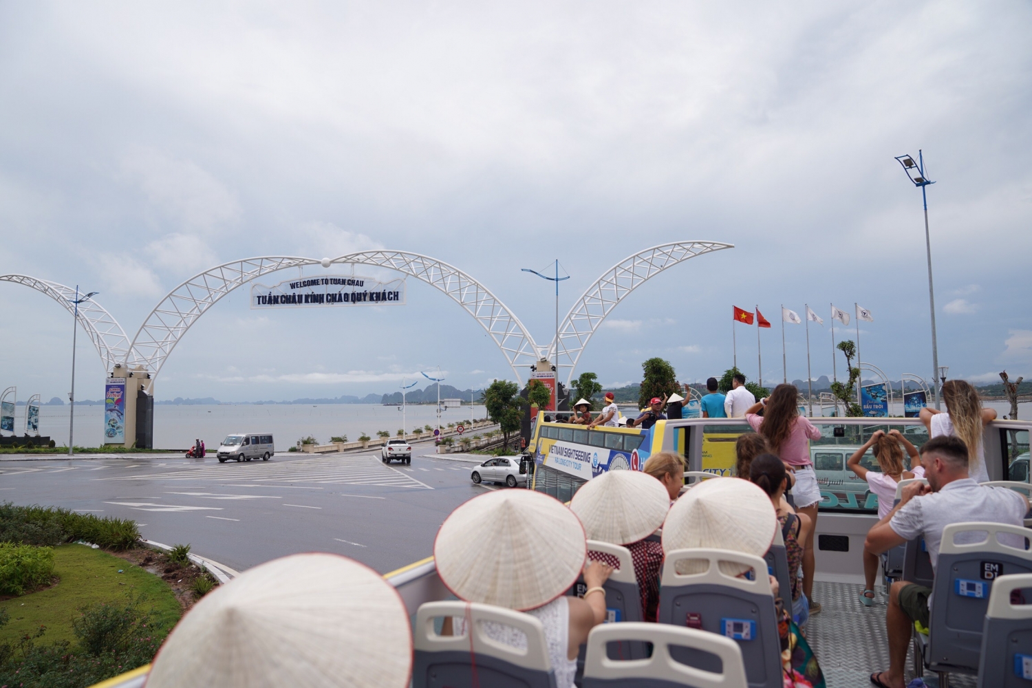 khach tay hao hung trai nghiem xe bus 2 tang ngam vinh ha long