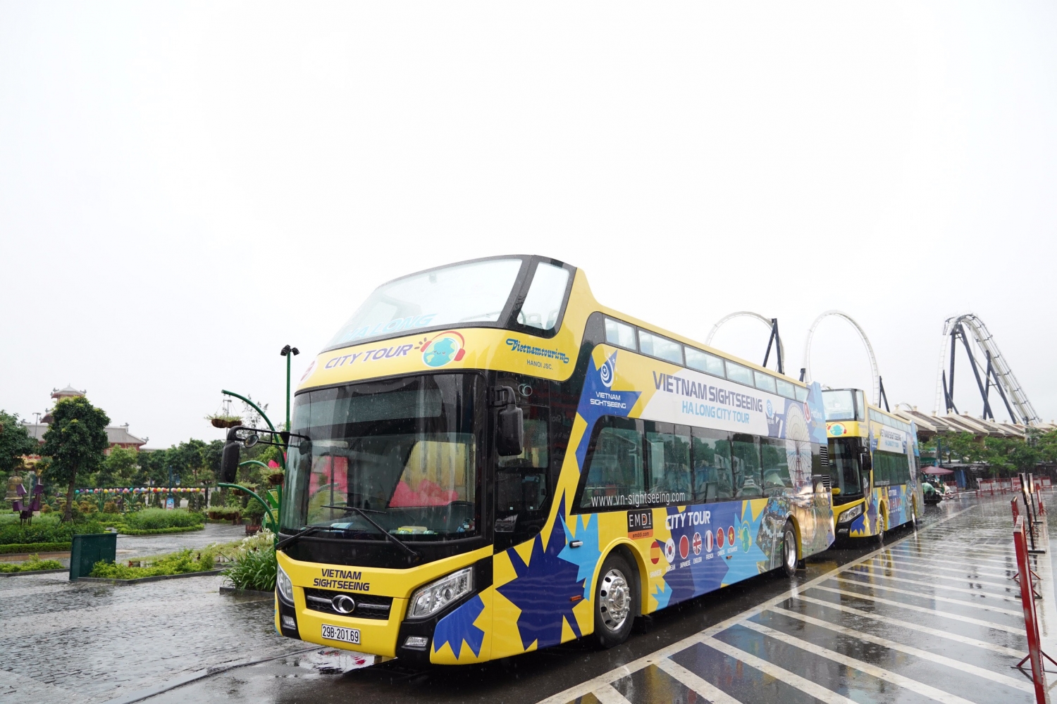 khach tay hao hung trai nghiem xe bus 2 tang ngam vinh ha long