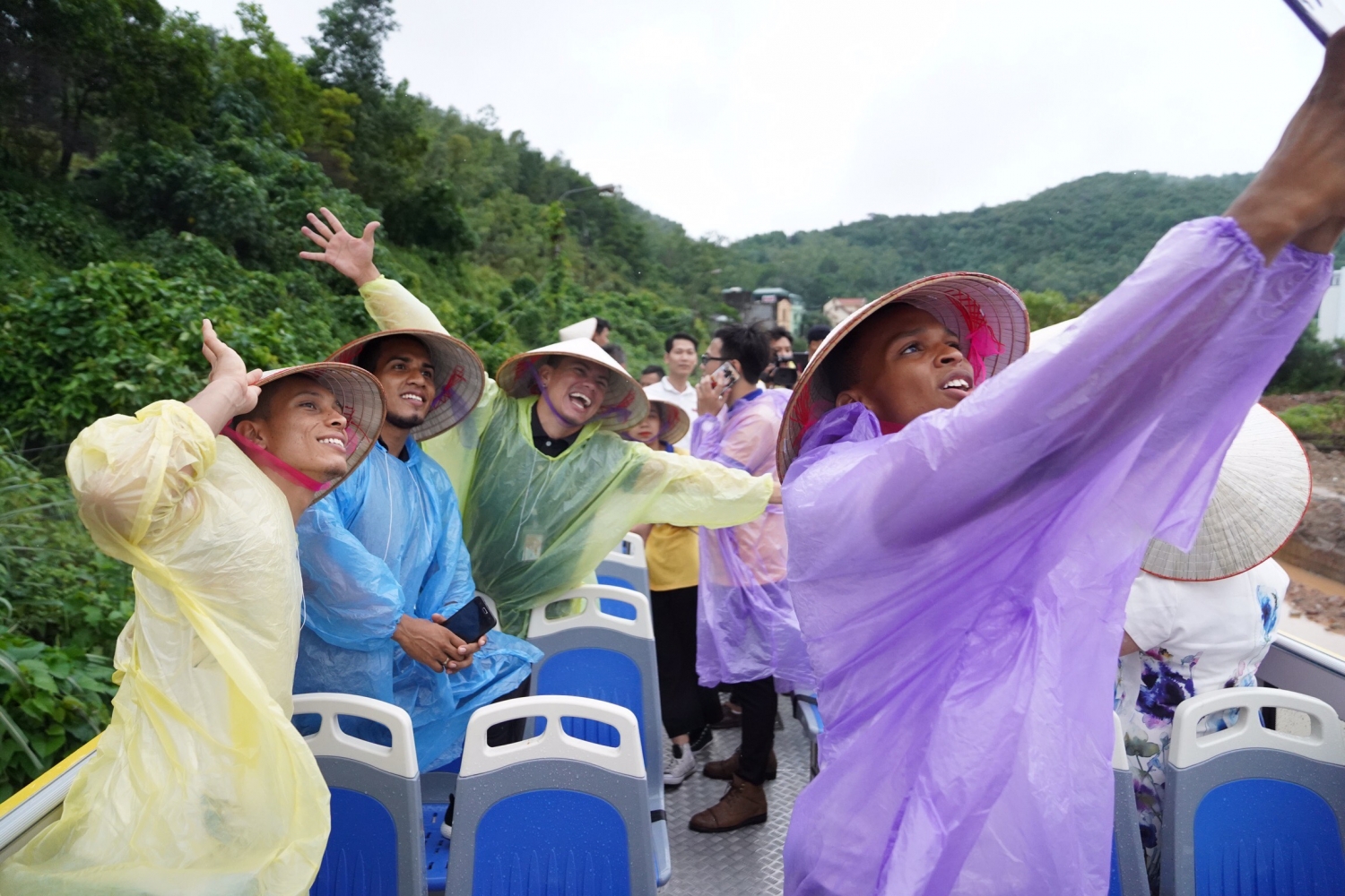 khach tay hao hung trai nghiem xe bus 2 tang ngam vinh ha long