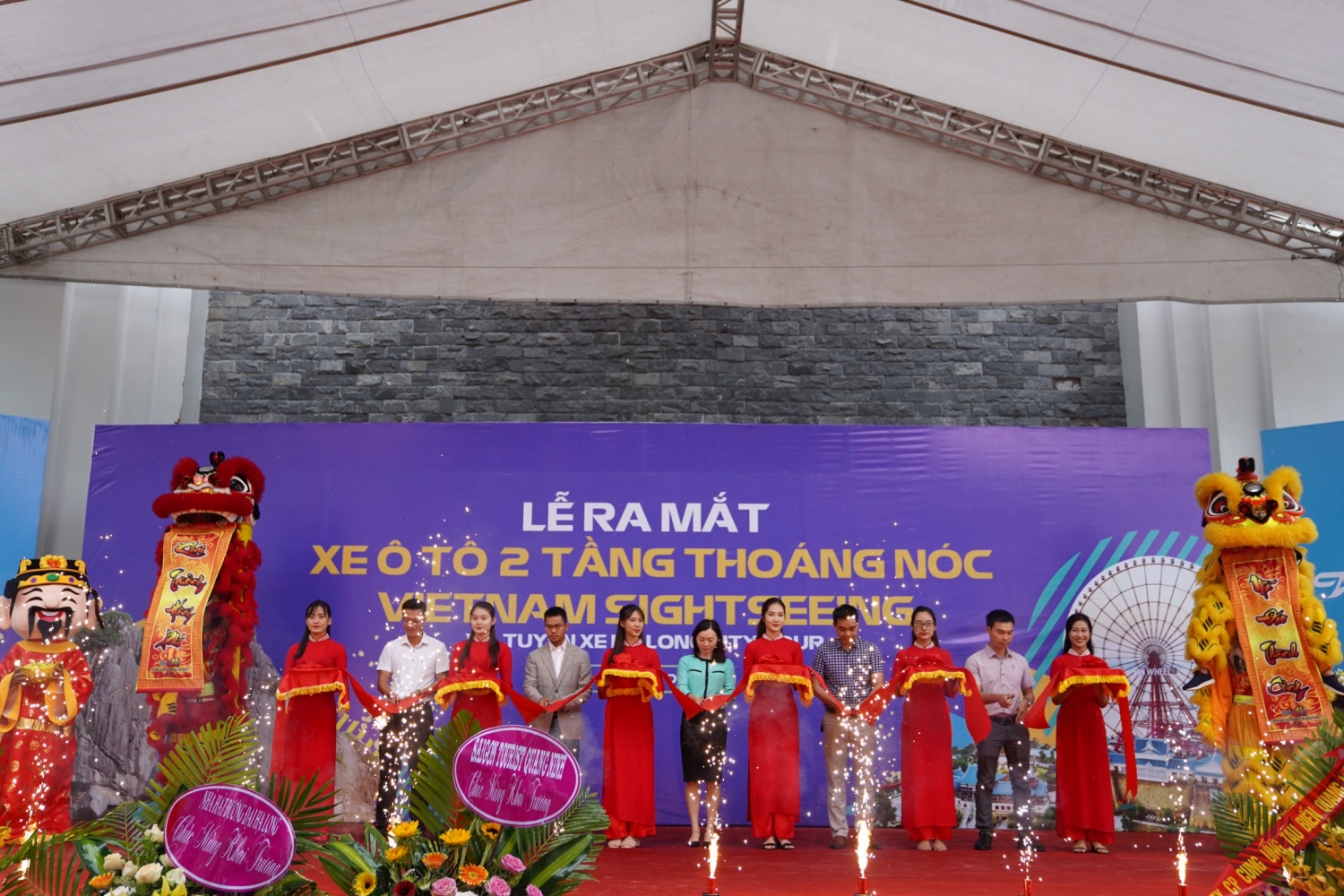 khach tay hao hung trai nghiem xe bus 2 tang ngam vinh ha long