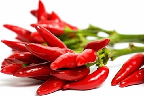 Đĩa ớt và cốc nước