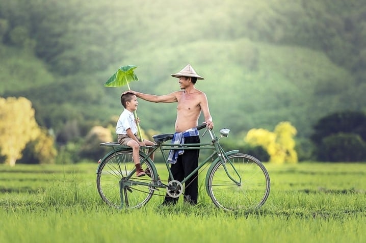 Cảm ơn bố đã cho con thấy chúng ta nghèo như thế nào!