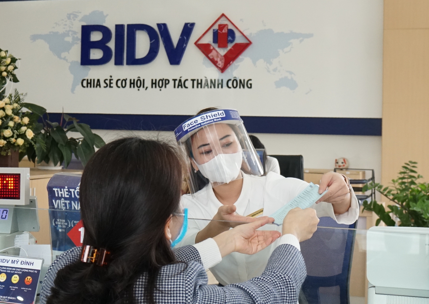 BIDV tiếp tục giảm lãi suất cho vay hỗ trợ khách hàng chịu ảnh hưởng của dịch COVID-19 BIDV tiếp tục giảm lãi suất cho vay hỗ trợ khách hàng chịu ảnh hưởng của dịch COVID-19