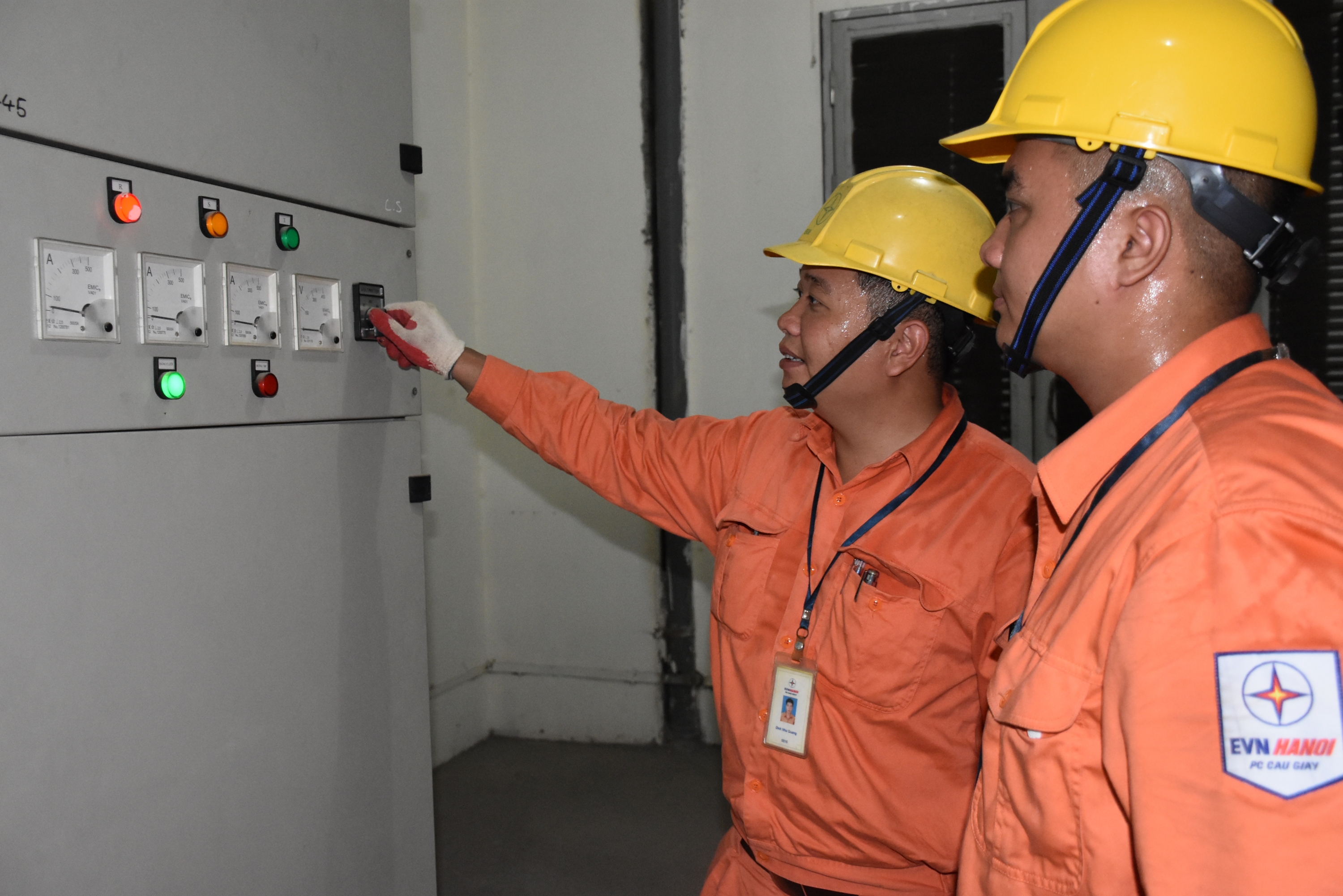 evnhanoi dam bao dien phuc vu cac hoat dong ky niem cach mang thang tam 198