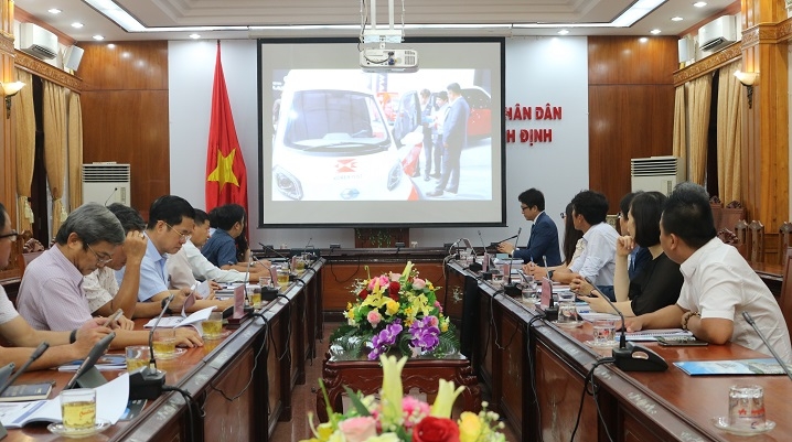 Lãnh đạo UBND tỉnh tiếp và làm việc với các nhà đầu tư Hàn Quốc  Lãnh đạo UBND tỉnh Bình Định tiếp và làm việc với các nhà đầu tư Hàn Quốc