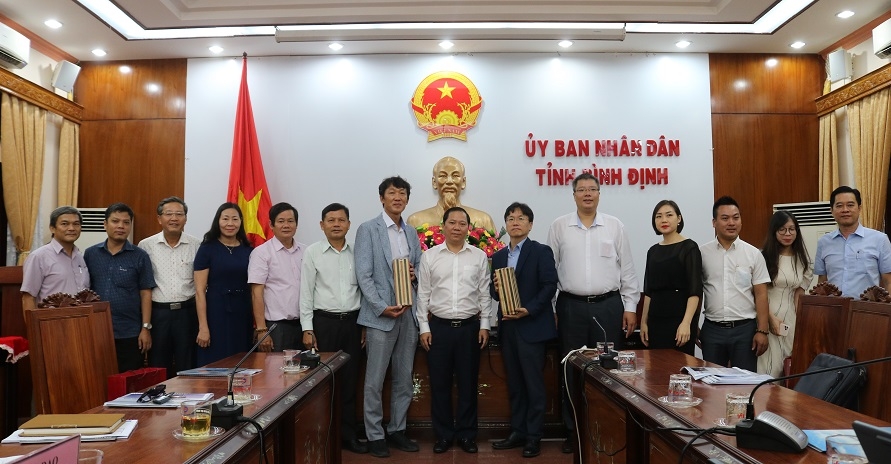 Lãnh đạo UBND tỉnh tiếp và làm việc với các nhà đầu tư Hàn Quốc  Lãnh đạo UBND tỉnh Bình Định tiếp và làm việc với các nhà đầu tư Hàn Quốc