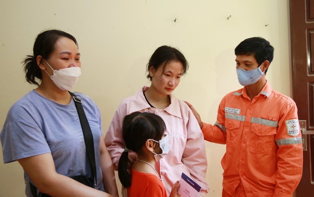 Tổng Giám đốc EVN gửi thư khen nhóm công tác của điện lực Sa Pa kịp thời cứu 2 cháu bé thoát khỏi vụ hỏa hoạn